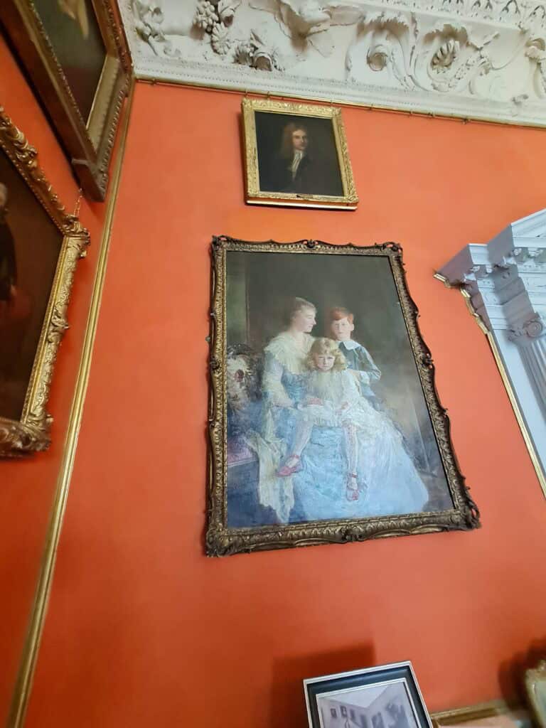 Interior del castillo de Malahide de Dublin. Cuadros antiguos