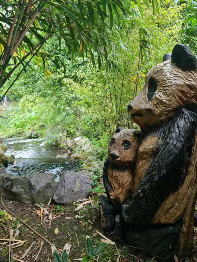 Castillo de Malahide. Jardin del castillo. Escultura en madera de osos panda