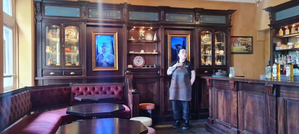 interior del bar en museo del whiskey