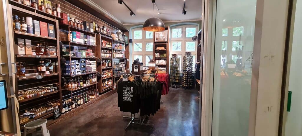 Interior del Irish Whiskey Museum en Dublín, shop dentro del museo. remeras y whiskey