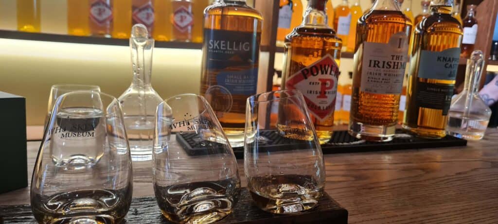 sala de degustacion en museo del whiskey. vasos y whiskey