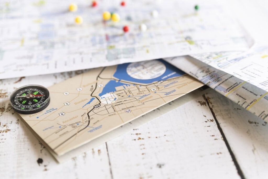Mapa antiguo con pinches de lugares para visitar en irlanda
